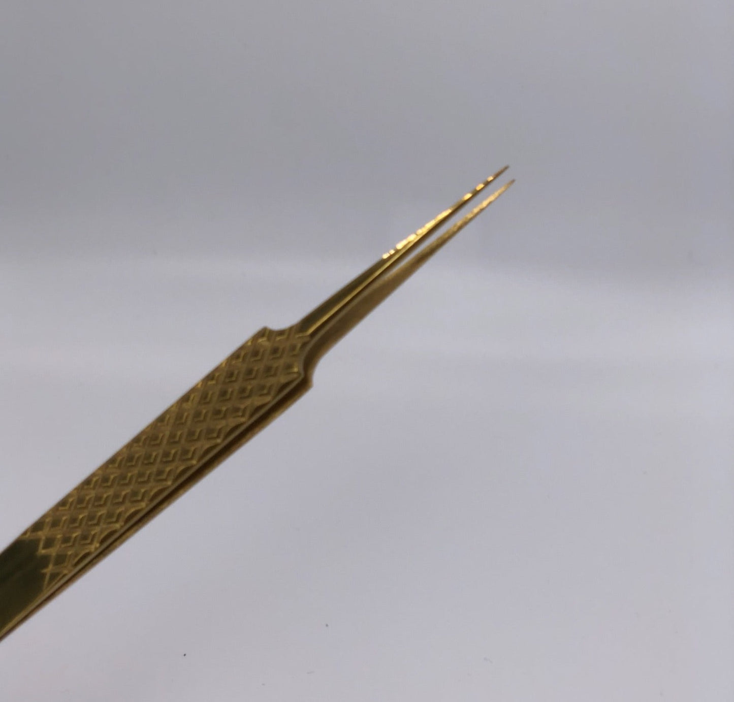 Straight isolation tweezer